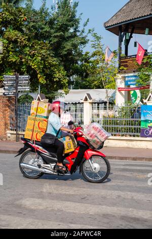 Morgendlicher Verkehr an der Kreuzung von Kitsalat Road und Chaofa Ngum Road, Luang Prabang, Laos. Stockfoto