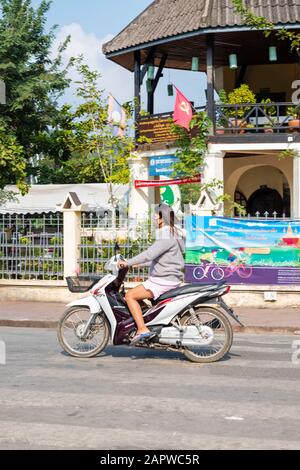 Morgendlicher Verkehr an der Kreuzung von Kitsalat Road und Chaofa Ngum Road, Luang Prabang, Laos. Stockfoto