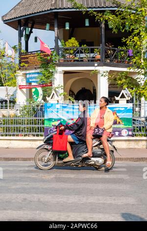 Morgendlicher Verkehr an der Kreuzung von Kitsalat Road und Chaofa Ngum Road, Luang Prabang, Laos. Stockfoto