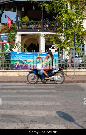 Morgendlicher Verkehr an der Kreuzung von Kitsalat Road und Chaofa Ngum Road, Luang Prabang, Laos. Stockfoto