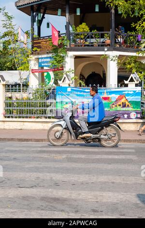 Morgendlicher Verkehr an der Kreuzung von Kitsalat Road und Chaofa Ngum Road, Luang Prabang, Laos. Stockfoto