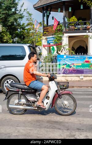 Morgendlicher Verkehr an der Kreuzung von Kitsalat Road und Chaofa Ngum Road, Luang Prabang, Laos. Stockfoto