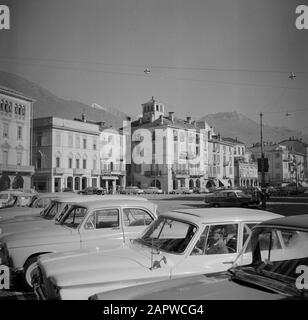 Tour entlang der Schweizer Seite des Lago Maggiore Locarno: Parkplatz auf der Piazza Grande (Hauptplatz) Datum: Oktober 1961 Standort: Locarno, Schweiz Schlüsselwörter: Autos, Gebäude, Hausbesetzer, Städte, Straßenbilder Stockfoto