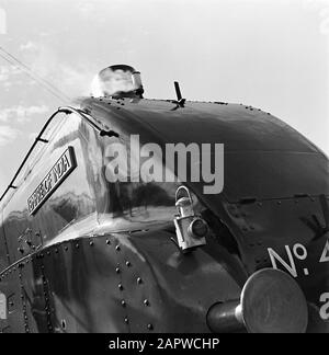Schottland - Edinburgh Waverley Railway Station Locomotive "The Empire of India" Anmerkung: Das "Empire of India" war eine britische Dampflok der LNER-Klasse A4, die 1935 von Sir Nigel Gresley entworfen wurde. Von London King Cross nach Nordengland und Schottland Datum: 1934 Standort: Edinburgh, Großbritannien Schlüsselwörter: Lokomotiven, Züge Stockfoto