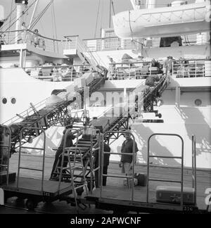 Israel 1964-1965: Haifa, Ankunft von Passagierschiffen Entladen von Gepäck über Förderbänder zwischen dem Schiff SS Zion und dem Kai Anmerkung: Haifa ist Hafenstadt und Badeort in Nordisraelisch, am nördlichen Teil des Karmel-Gebirges und am Mittelmeer. SS Zion (das abgebildete Schiff) wurde 1956 auf der Deutschen Werft in Hamburg im Rahmen des Rückzahlungssystems (Vereinbarung über Zahlungen aus Deutschland) gebaut und diente zunächst im Transatlantischen Dienst zwischen New York und Haifa, Der Hauptzweck zu dieser Zeit bestand darin, sie in ihre Heimat zurückzubringen. Lat Stockfoto