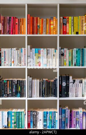 Weißes Bücherregal aus Holz, gefüllt mit Büchern in einem modernen Interieur Design UK Home Setting Stockfoto