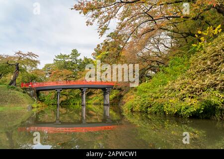 Morgenblick auf den Wassergraben rund um die Burg Hirosaki bei Hirosaki, Japan Stockfoto