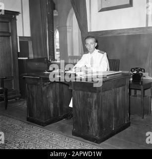 Reisen Sie nach Suriname und zu den niederländischen Antillen Leutnant Fine van Draat, Adjudat des Gouverneurs, hinter seinem Schreibtisch Datum: 1947 Ort: Paramaribo, Suriname Schlüsselwörter: Büros, militärischer persönlicher Name: Fijn van Draat, W. Stockfoto