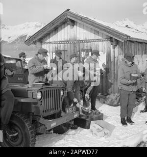 Tiroler Jägerbataillon 22 - Klosterkirche Mittagspause während der Übung mit links ein Willys Jeep Datum: Januar 1960 Standort: Innsbruck, Österreich, Tyrol Schlüsselwörter: Berge, Landschaften, militärische Übungen, Militärfahrzeuge, Militär, Skifahren, Schnee, Winter Stockfoto