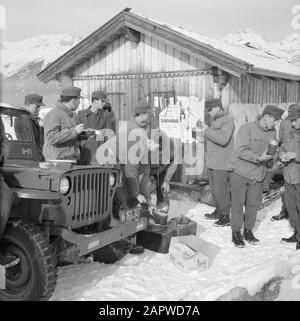 Tiroler Jägerbataillon 22 - Klosterkirche Mittagspause während der Übung mit links ein Willys Jeep Datum: Januar 1960 Standort: Innsbruck, Österreich, Tyrol Schlüsselwörter: Berge, Landschaften, militärische Übungen, Militärfahrzeuge, Militär, Skifahren, Schnee, Winter Stockfoto