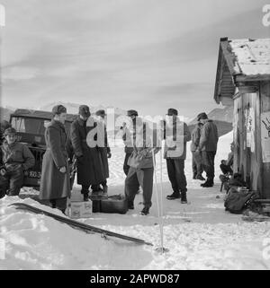 Tiroler Jägerbataillon 22 - Klosterkirche Mittagspause während der Übung mit links ein Willys Jeep Datum: Januar 1960 Standort: Innsbruck, Österreich, Tyrol Schlüsselwörter: Berge, Landschaften, militärische Übungen, Militärfahrzeuge, Militär, Skifahren, Schnee, Winter Stockfoto