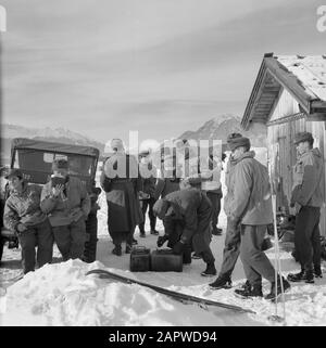 Tiroler Jägerbataillon 22 - Klosterkirche Mittagspause während der Übung mit links ein Willys Jeep Datum: Januar 1960 Standort: Innsbruck, Österreich, Tyrol Schlüsselwörter: Berge, Landschaften, militärische Übungen, Militärfahrzeuge, Militär, Skifahren, Schnee, Winter Stockfoto