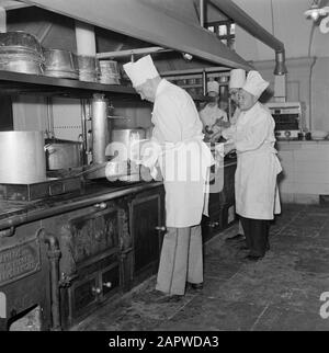 Abdankung der Königin Wilhelmina/Einweihung der Königin Juliana Montagabend. Gala-Dinner im Königspalast am Dam Platz. Arbeiter hinter den Kulissen: Köche in der königlichen Küche. Datum: 6. September 1948 Ort: Amsterdam, Noord-Holland Schlüsselwörter: Einweihung, Küche, Köche, Königshaus Stockfoto