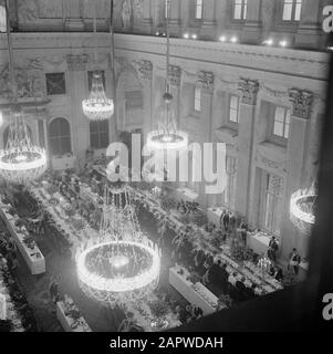 Abdankung der Königin Wilhelmina/Einweihung der Königin Juliana Montagabend. Gala-Dinner für 272 Gäste im Burgerzaal des Palastes am Dam Datum: 6. september 1948 Lage: Amsterdam, Noord-Holland Schlüsselwörter: Abendessen, Einweihung, Königshaus, Lakaien, Paläste Stockfoto