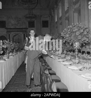 Abdankung der Königin Wilhelmina/Einweihung der Königin Juliana Montagabend. Gala-Dinner im Burgerzaal des Palastes am Damplatz. Den letzten Schliff geben die schön gestalteten Tische Datum: 6. September 1948 Ort: Amsterdam, Noord-Holland Schlüsselwörter: Galadiner, Einweihung, Königshaus Stockfoto