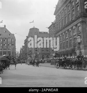 Abdankungskönigin Wilhelmina/Einweihung der Königin Juliana Montagnachmittag. Fahren Sie mit der königlichen Familie in der Goldenen Kutsche durch Amsterdam. Die Prozession am Palast. Den Kopf der langen Prozession bildeten zwei offene Kutschen. Vor dem Polizeichef, gefolgt vom Bürgermeister von Amsterdam Datum: 6. September 1948 Ort: Amsterdam, Noord-Holland Schlüsselwörter: Einweihung, Kutschen, Königshaus, Soldaten, Pferde, Paläste, Fahrtouren, Kutschen Stockfoto