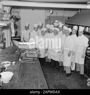 Abdankung der Königin Wilhelmina/Einweihung der Königin Juliana Montagabend. Gala-Dinner im Königspalast am Dam Platz. Arbeiter hinter den Kulissen: Köche in der königlichen Küche. Datum: 6. September 1948 Ort: Amsterdam, Noord-Holland Schlüsselwörter: Einweihung, Küche, Köche, Königshaus Stockfoto