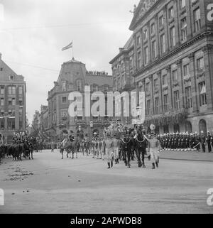 Abdankungskönigin Wilhelmina/Einweihung der Königin Juliana Montagnachmittag. Fahren Sie mit der königlichen Familie in der Goldenen Kutsche durch Amsterdam. Die Kutsche fährt vom Palast am De Dam ab. Datum: 6. September 1948 Ort: Amsterdam, Noord-Holland Schlüsselwörter: Einweihung, Kutschen, Königshaus, Soldaten, Pferde, Pförtner Stockfoto