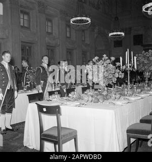 Abdankung der Königin Wilhelmina/Einweihung der Königin Juliana Montagabend. Gala-Dinner im Königspalast am Dam Platz. Die Burger Hall kurz vor Ankunft der Gäste. Datum: 6. September 1948 Ort: Amsterdam, Noord-Holland Schlüsselwörter: Galadiner, Einweihung, Königshaus, Lakaien, Tische Stockfoto