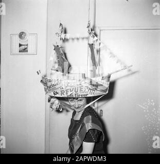 Fest von Sainte Cathérine in Paris, der Urlaub der französischen Modehäuser am 25. November Mademoiselle Suzanne trägt den Hut, mit dem sie zur Königin der Cathérinettes Annotation gewählt wurde: In Paris wird das fest der "Sainte Cathérine" von Mädchen gefeiert, die im Alter von 25 Jahren unverheiratet sind und in der Modebranche arbeiten. Sainte Cathérine ist ihr Patronatsdatum: {1950-1955} Ort: Frankreich, Paris Schlüsselwörter: Feiertage, Feste, Kopfbedeckung, Modehäuser Stockfoto