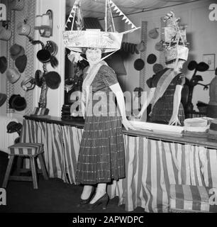 Fest von Sainte Cathérine in Paris, der Urlaub der französischen Modehäuser am 25. November Mademoiselle Suzanne trägt den Hut, mit dem sie zur Königin der Cathérinettes Annotation gewählt wurde: In Paris wird das fest der "Sainte Cathérine" von Mädchen gefeiert, die im Alter von 25 Jahren unverheiratet sind und in der Modebranche arbeiten. Sainte Cathérine ist ihr Patronatsdatum: {1950-1955} Ort: Frankreich, Paris Schlüsselwörter: Feiertage, Feste, Kopfbedeckung, Modehäuser Stockfoto