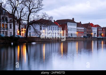 Gebäude in Brüggen (Belgien) reflektieren sich im Wasser Stockfoto