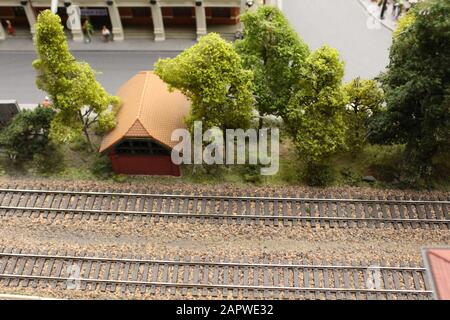 Miniatur-Bahnhof in einem Kleinzug Stockfoto