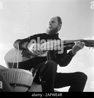 Das Segel-Hausboot Siegfried & Erik am Ufer der seine Spielt ein Streichinstrument an Deck des Schiffes Siegfried & Erik in Paris Datum: 1950 Ort: Frankreich, Paris Schlagwörter: Bärte, Instrumente, Männer, Musik Stockfoto