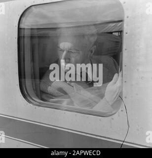 Werbung KLM Man schaut aus dem Fenster eines KLM-Flugzeugs Datum: 1950 Standort: Schiphol Schlüsselwörter: Reisende, Flugzeuge Stockfoto