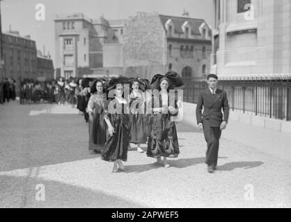 Weltausstellung Paris 1937 Mann mit einer Gruppe von Damen im Kostüm Datum: 1937 Ort: Frankreich, Paris Schlagwörter: Außenansicht, Gebäude, Männer, Kostüm, Ausstellungen, Frauen Stockfoto