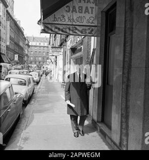 Pariser Bilder [Das Straßenleben von Paris] Mann mit Lebensmitteln in einer Einkaufsstraße Datum: 1965 Standort: Frankreich, Paris Schlüsselwörter: Lebensmittel, Brot, Straßenplastiken, Geschäfte Stockfoto