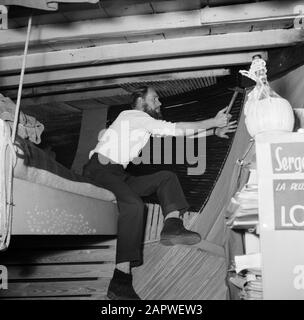 Das Segel-Hausboot Siegfried & Erik am Ufer der seine Man Zimmerleute polstert gegen die Wand des Schiffes Siegfried und Erik in Paris Datum: 1950 Ort: Frankreich, Paris Schlagwörter: Bart, Innenräume, Männer, Schiffe, Zimmerei Stockfoto