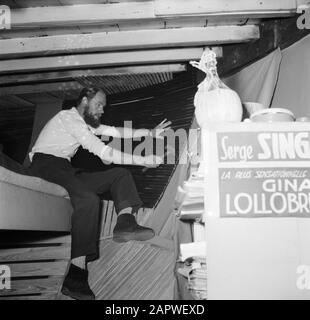 Das Segel-Hausboot Siegfried & Erik am Ufer der seine Man Zimmerleute polstert gegen die Wand des Schiffes Siegfried und Erik in Paris Datum: 1950 Ort: Frankreich, Paris Schlagwörter: Bart, Innenräume, Männer, Schiffe, Zimmerei Stockfoto