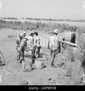 Israel: Kibbutz Ma'agan Mikhael (Ma'agan Michael) Männer bei der Arbeit an den Angelteichen Datum: Undatierter Ort: Israel, Ma'agan Mikhael Schlüsselwörter: Kibbutz, Teiche, Angeln, Fischer: Poll, Willem van de, Stockfoto