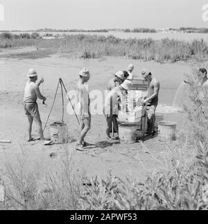 Israel: Kibbutz Ma'agan Mikhael (Ma'agan Michael) Männer bei der Arbeit an den Angelteichen Datum: Undatierter Ort: Israel, Ma'agan Mikhael Schlüsselwörter: Kibbutz, Teiche, Angeln, Fischer: Poll, Willem van de, Stockfoto