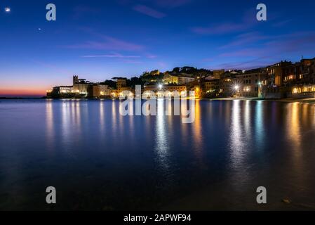 Nächtlicher Blick auf die Altstadt von Sestri Levante an der italienischen Riviera Stockfoto