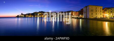 Nächtlicher Blick auf die Altstadt von Sestri Levante an der italienischen Riviera Stockfoto