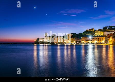 Nächtlicher Blick auf die Altstadt von Sestri Levante an der italienischen Riviera Stockfoto