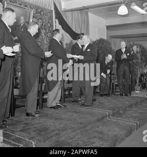 50-jährige Zigarrenfabrik Karel i Eindhoven Männer applaudieren auf der Hand, 3. Vom linken Fabrikdirektor Jan van Abbe; links auf der Wand ein Porträt von Henri van Abbe Annotation: Das Porträt des Gründers der N.V. Karel i Cigarenfabriken, Henri van Abbe, wurde von dem Maler Pieter van der Hem hergestellt. Datum: 1.Januar 1950 Standort: Eindhoven Schlüsselwörter: Fabriken, Partybekleidung, Männer, Gemälde, Tabakindustrie Stockfoto