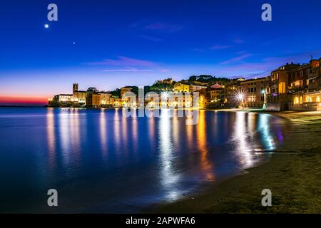 Nächtlicher Blick auf die Altstadt von Sestri Levante an der italienischen Riviera Stockfoto