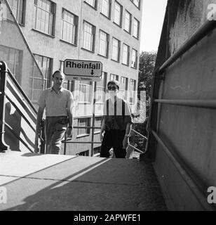 Rheinschifffahrt, Bericht über Leben und Arbeit an Bord eines Rheinschiffs Männer auf der Treppe zu den Wasserfällen am Schaffhausen Datum: 1. April 1955 Standort: Schaffhausen, Schweiz Schlüsselwörter: Gebäude, Männer, Stadtbild Stockfoto