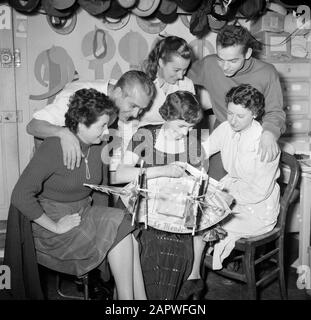 Fest von Sainte Cathérine in Paris, der Urlaub der französischen Modehäuser am 25. November Mannequin und Verkäuferin Mademoiselle Suzanne mit einem hausgemachten Hut in Form einer Bootsanmerkung: In Paris wird das fest der "Sainte Cathérine" von Mädchen gefeiert, die mit 25 Jahren noch unverheiratet sind und in der Modebranche arbeiten. Sainte Cathérine ist ihr Patronatsdatum: {1950-1955} Ort: Frankreich, Paris Schlüsselwörter: Feiertage, Feste, Kopfbedeckung, Modehäuser Stockfoto