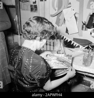 Fest von Sainte Cathérine in Paris, der Urlaub der französischen Modehäuser am 25. November Mannequin und Verkäuferin Mademoiselle Suzanne mit einem hausgemachten Hut in Form einer Bootsanmerkung: In Paris wird das fest der "Sainte Cathérine" von Mädchen gefeiert, die mit 25 Jahren noch unverheiratet sind und in der Modebranche arbeiten. Sainte Cathérine ist ihr Patronatsdatum: {1950-1955} Ort: Frankreich, Paris Schlüsselwörter: Feiertage, Feste, Kopfbedeckung, Modehäuser Stockfoto