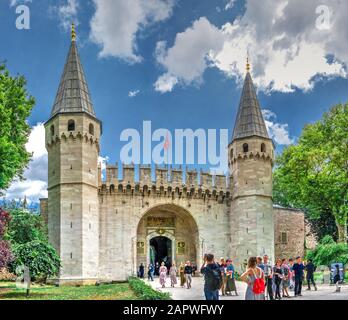 Istanbul, Türkei - 07.12.2019. Eingangstor zum Topkapi Palast in Istanbul, Türkei, an einem bewölkten Sommertag. Stockfoto