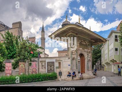 Istanbul, Türkei - 07.12.2019. Teppich Museum in der Nähe von das Eingangstor zum Topkapi Palast in Istanbul, Türkei, an einem bewölkten Sommertag. Stockfoto