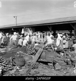 Reisen Sie nach Suriname und zum niederländischen Antillenmarkt in Paramaribo Datum: 1947 Ort: Paramaribo, Suriname Schlüsselwörter: Märkte, Straßenbilder, Obst Stockfoto