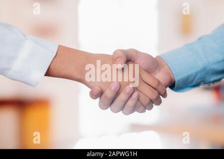 Geschäftsmann Handshake. Erfolgreiche Geschäftsleute, die nach einem guten Deal Handschütteln. Business Partnership Meeting-Konzept. Stockfoto