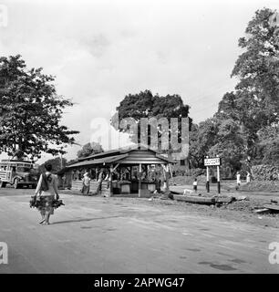 Reisen Sie nach Suriname und zu den niederländischen Antillen Markthal am Bahnhof Lelydorp in Suriname Datum: 1947 Ort: Lelydorp, Suriname Schlüsselwörter: Märkte, Stationen Stockfoto