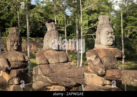 Drei Steinkrieger Statuen auf Brücke in Angkor Stockfoto