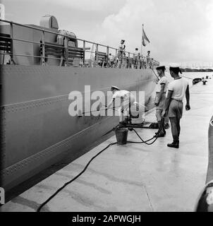 Niederländische Antillen und Suriname zum Zeitpunkt des königlichen Besuchs von Königin Juliana und Prinz Bernhard im Jahr 1955 säubern die Segelschiffe den Rumpf von H.M. De Ruyter Datum: Oktober 1955 Ort: Curaçao Schlüsselwörter: Seeleute, Schiffe Stockfoto